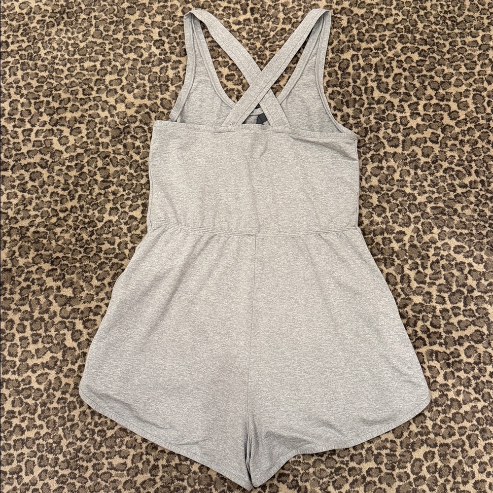 Vuori halo pale heathered Gray Women's Romper size Medium! EUC!! L👀K! - Picture 8 of 11